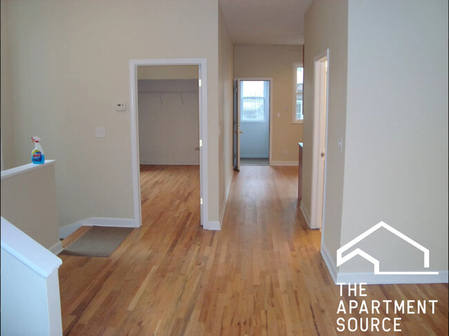 Building Photo - 852 W Buckingham Pl