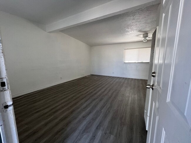 Building Photo - 4BD/2BA In La Mirage. Nice Backyard!