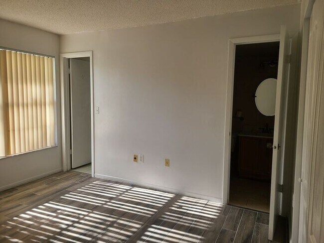 Building Photo - 3 Bedroom Condo, close to airport & shoppi...