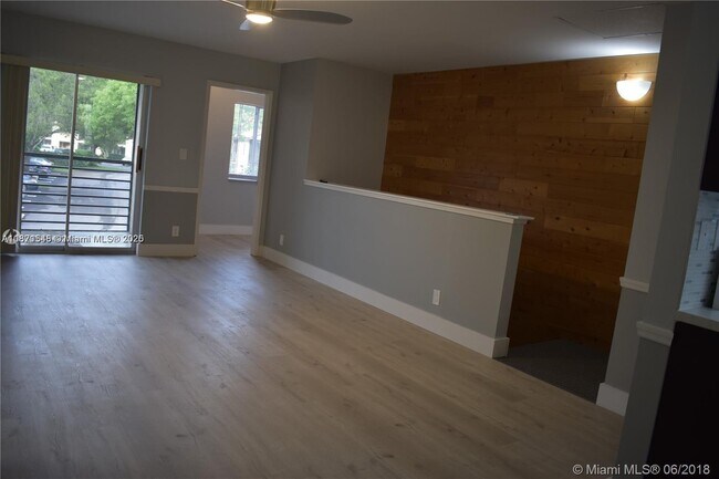 Building Photo - 512 Gardens Dr