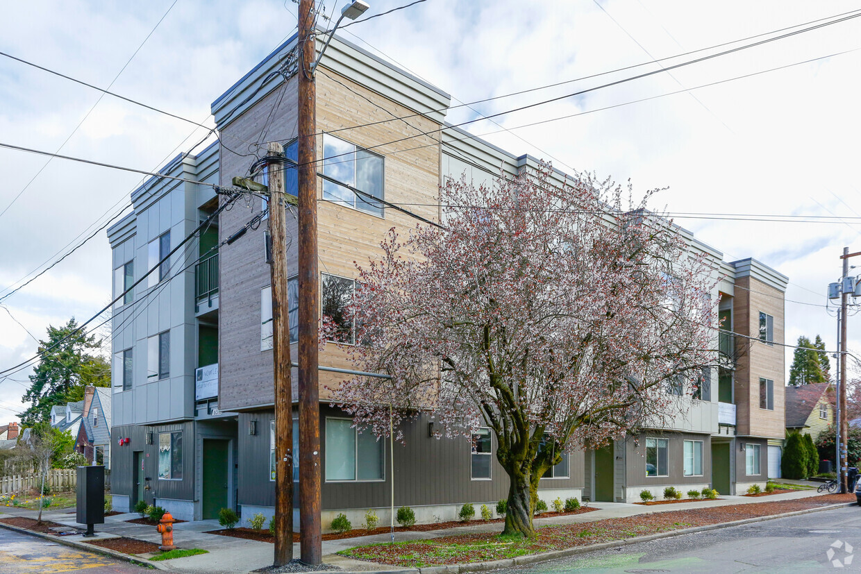 Primary Photo - Beautifully finished apartments in N Portl...