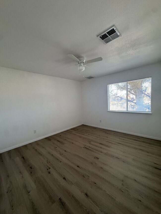 Building Photo - 928 E California Ave