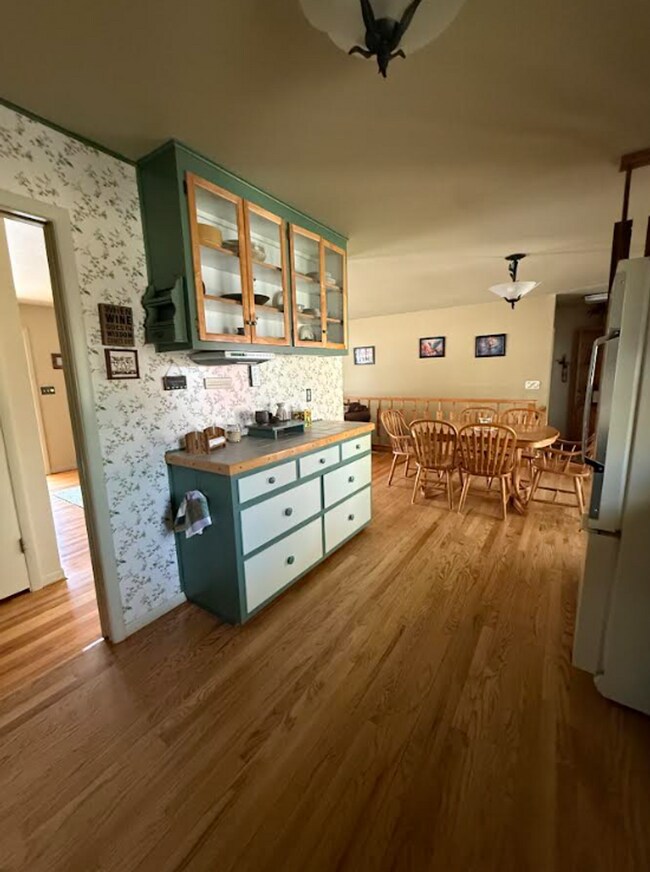 Building Photo - Beautiful 3 Bed, 2 Bath Stand-Alone Home | Furnished or Unfurnished Options