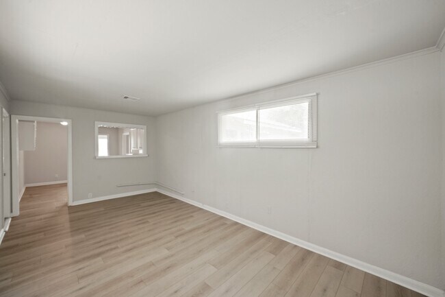 Building Photo - 5830 Glenhurst Dr