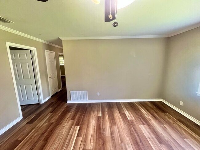 Foto del edificio - Tour Today! 3 Bedroom 2 Bath Single Family Home in Longview!