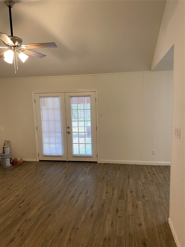 Foto del edificio - 5623 Maywood Dr