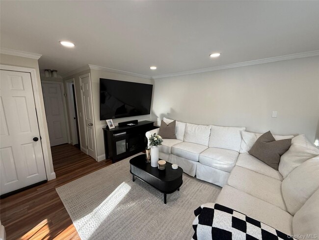 Building Photo - 547 Middle St