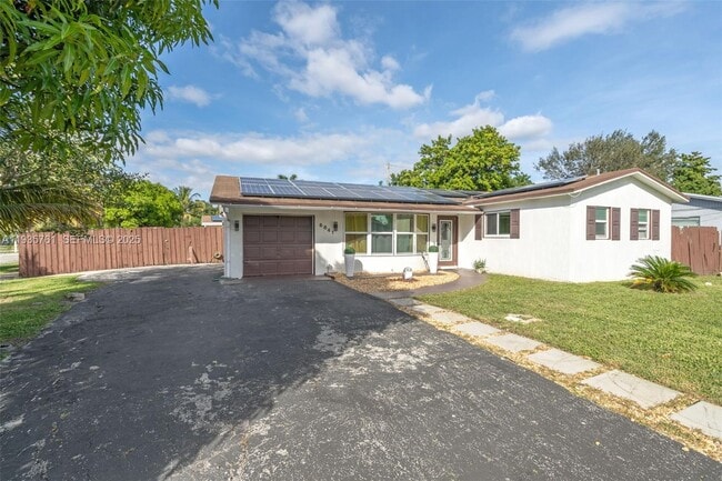 Foto del edificio - 6841 NW 7th Ct