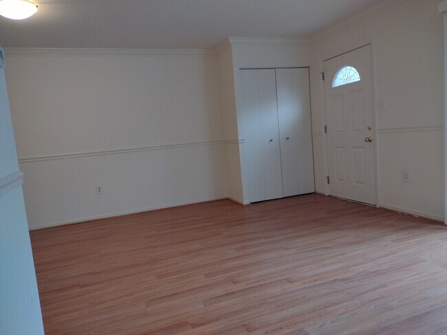 Foto del edificio - 9916 Forest View Pl