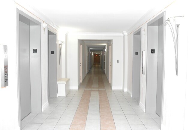 Foto del edificio - 7135 Collins Ave