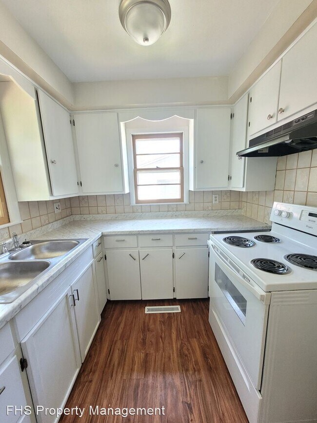Building Photo - 3 br, 1.5 bath House - 1859 S Broadway