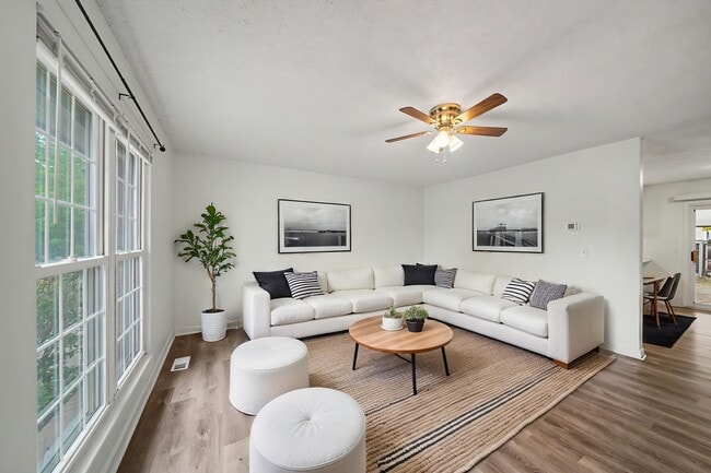 Foto del edificio - 9587 Dudley Dr