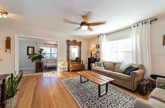 Foto del edificio - 1818 Weber St