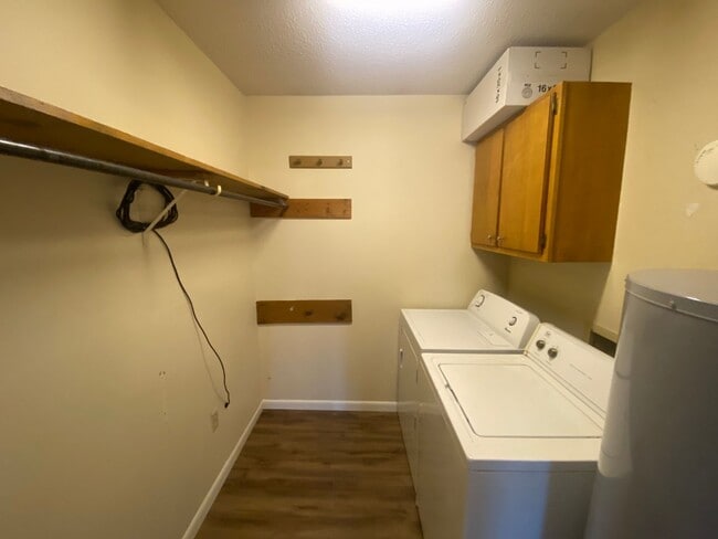 Building Photo - 2 Bedroom Greenbriar Condo!