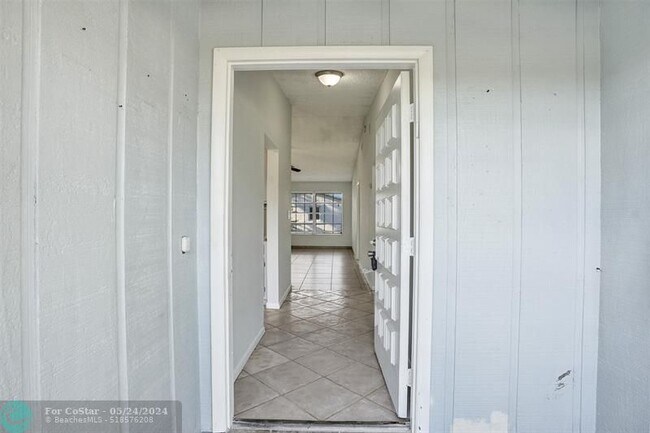 Building Photo - 5550 Lakewood Cir S