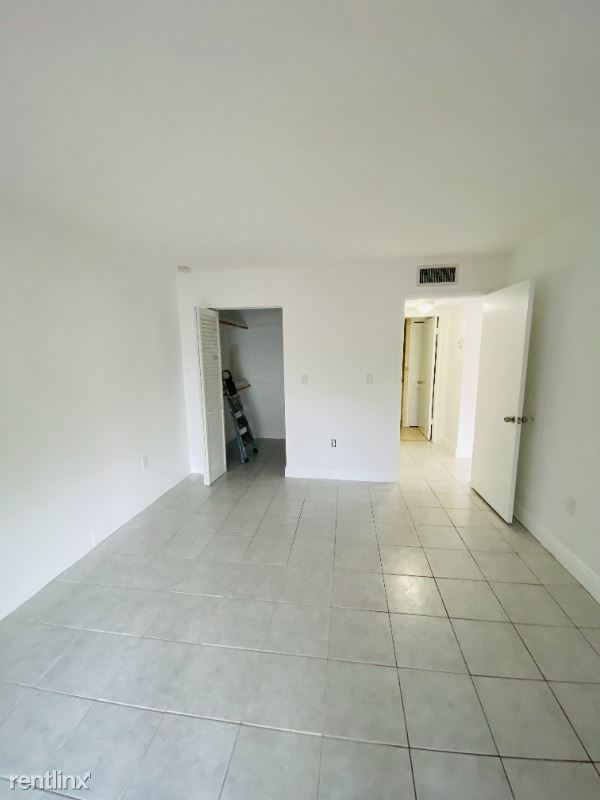 Building Photo - 1 br, 1 bath Condo - 421 NW 107th Avenue