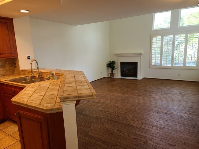 Building Photo - 607 Springbrook N