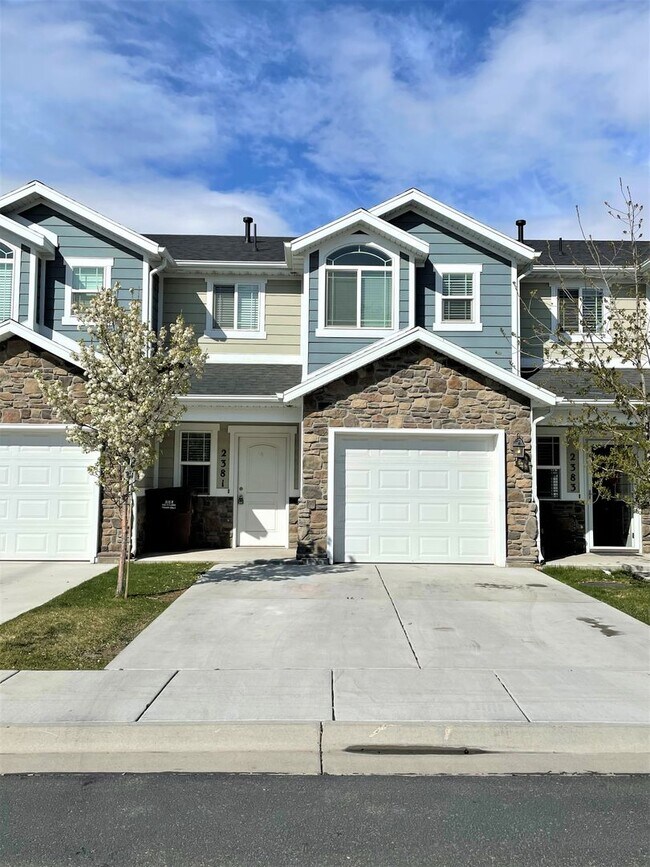 Building Photo - 2 Weeks Rent Free! Beautiful 3 Bed 2.5 Bat...