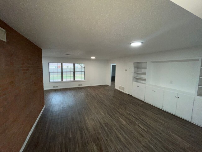 Building Photo - PRE-LEASE NOW! AVAILABLE July 1st -3614 28...