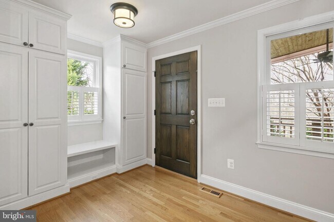 Foto del edificio - 5724 Oak Hill Pl