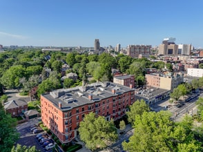 Building Photo - 1064 Beacon St