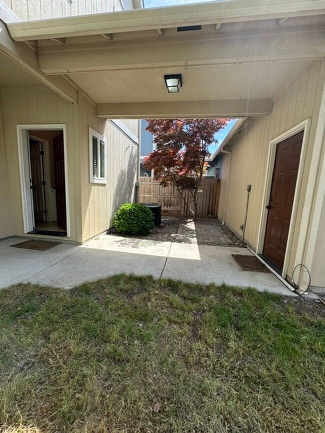 Building Photo - 3 Bedroom 2.5 Bath in Talent