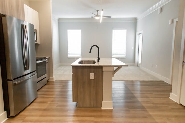 Building Photo - Crowne at 501