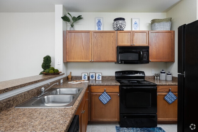 2BR, 2BA - 950SF - Kitchen - Hammock Oaks