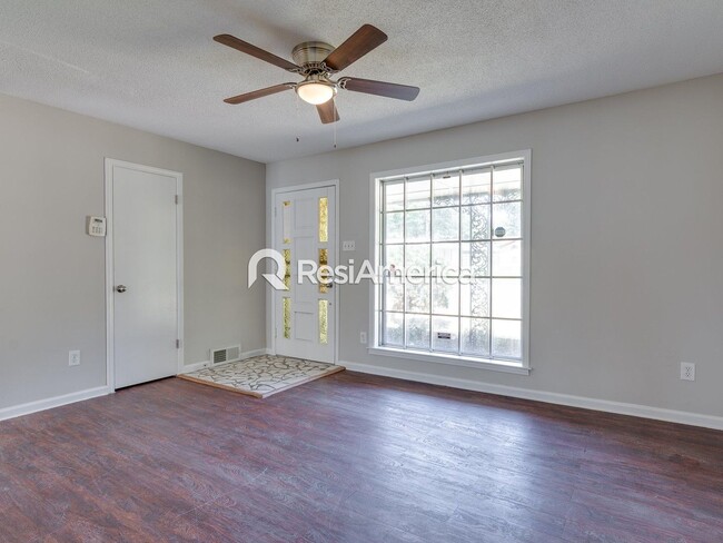 Building Photo - 3BR/2B Renovated Lake House Available For ...