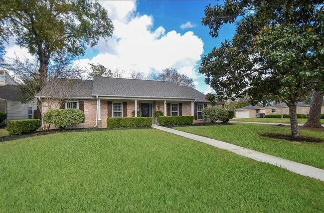 Foto del edificio - 13814 Lynnwood Ln