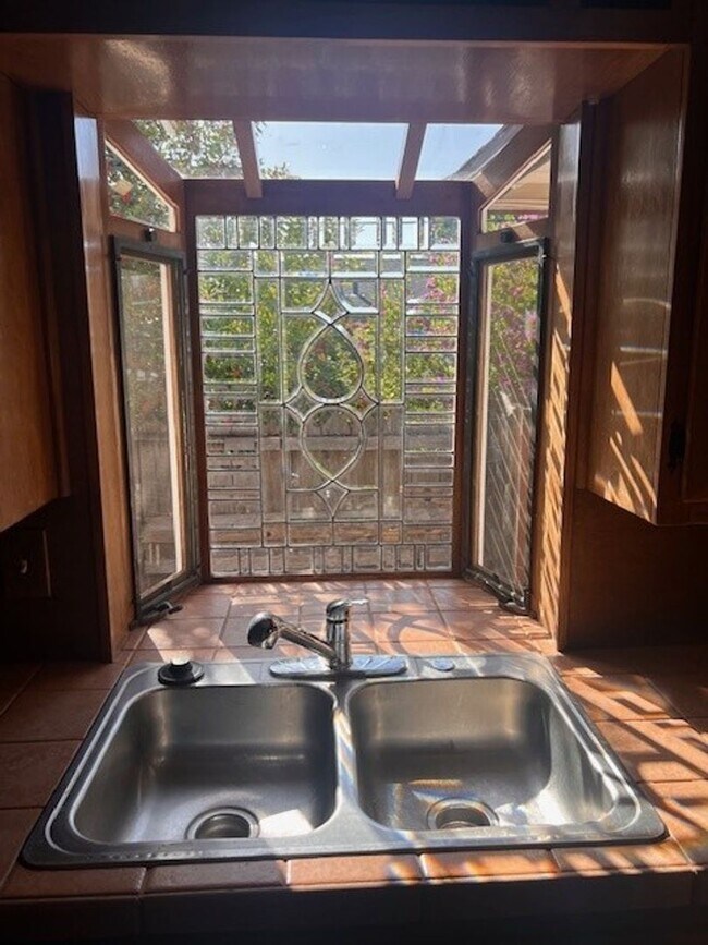 Foto del edificio - Charming Vintage 3BR/1.5BA Corner Lot Home...