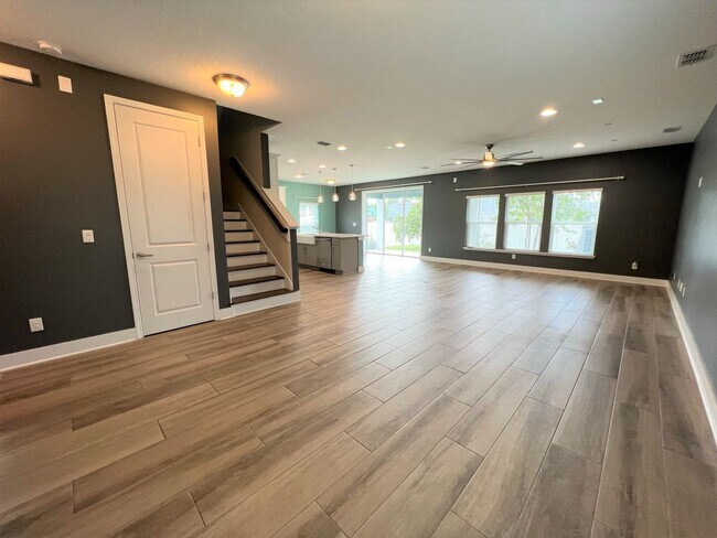 Building Photo - Absolutely Stunning 4 Bedroom / 3 Bathroom...