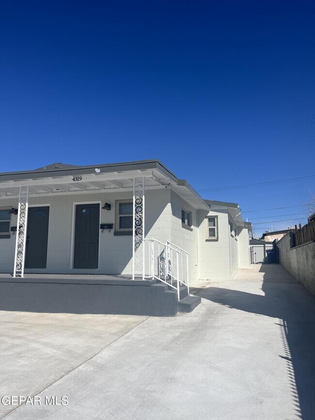 Foto del edificio - 4317 Yandell Dr