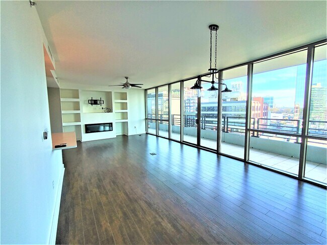 Building Photo - 700 Park Regency Plz NE