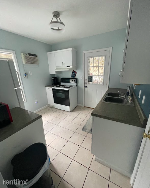 Building Photo - 4 br, 1 bath Duplex - 154 East Tompkins St...