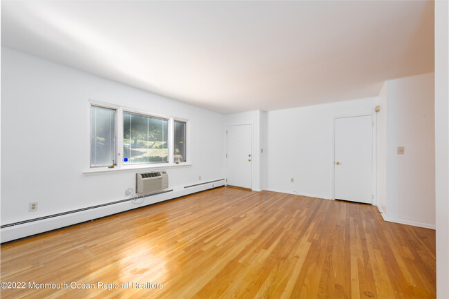 Building Photo - 189 Manor E