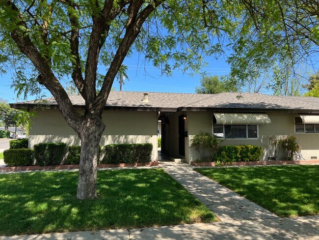 Foto del edificio - Single story one bedroom unit with covered carport!