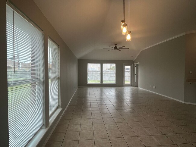 Building Photo - 3921 Gibraltar Dr