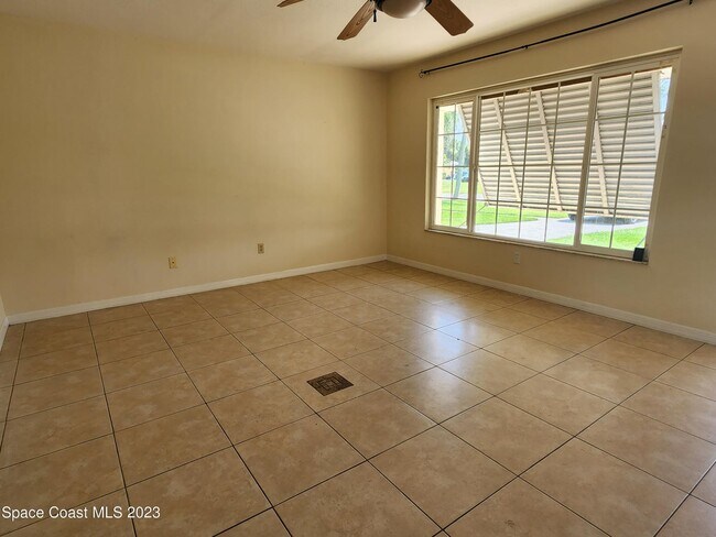 Building Photo - 1340 Mariposa Dr NE