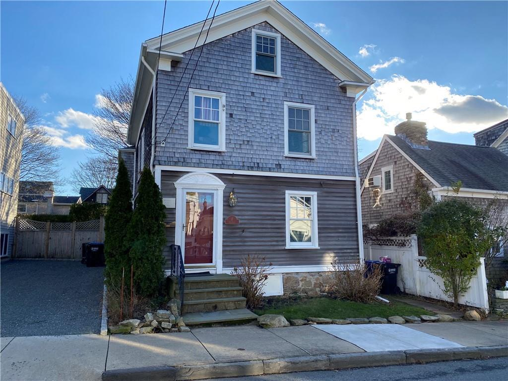 17 Dearborn St, Newport, RI 02840 Room for Rent in Newport, RI