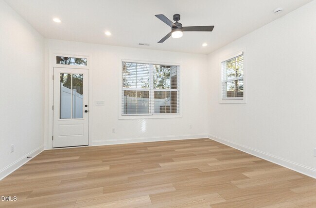 Foto del edificio - Room in Townhome on Gossamer Ln