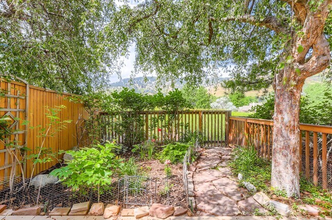 Building Photo - Gorgeous Wonderland Hills Townhome. Privat...