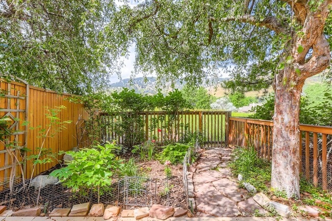 Photo - Gorgeous Wonderland Hills Townhome. Privat...