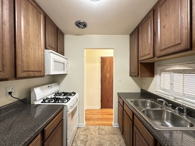 Foto del edificio - 665 W Wrightwood Ave