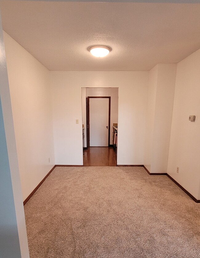 Dining room - 2984 E River Rd