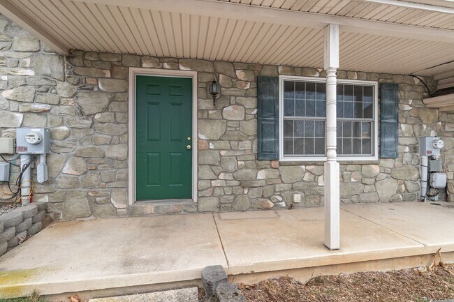 Building Photo - 1440 Lakeside Dr