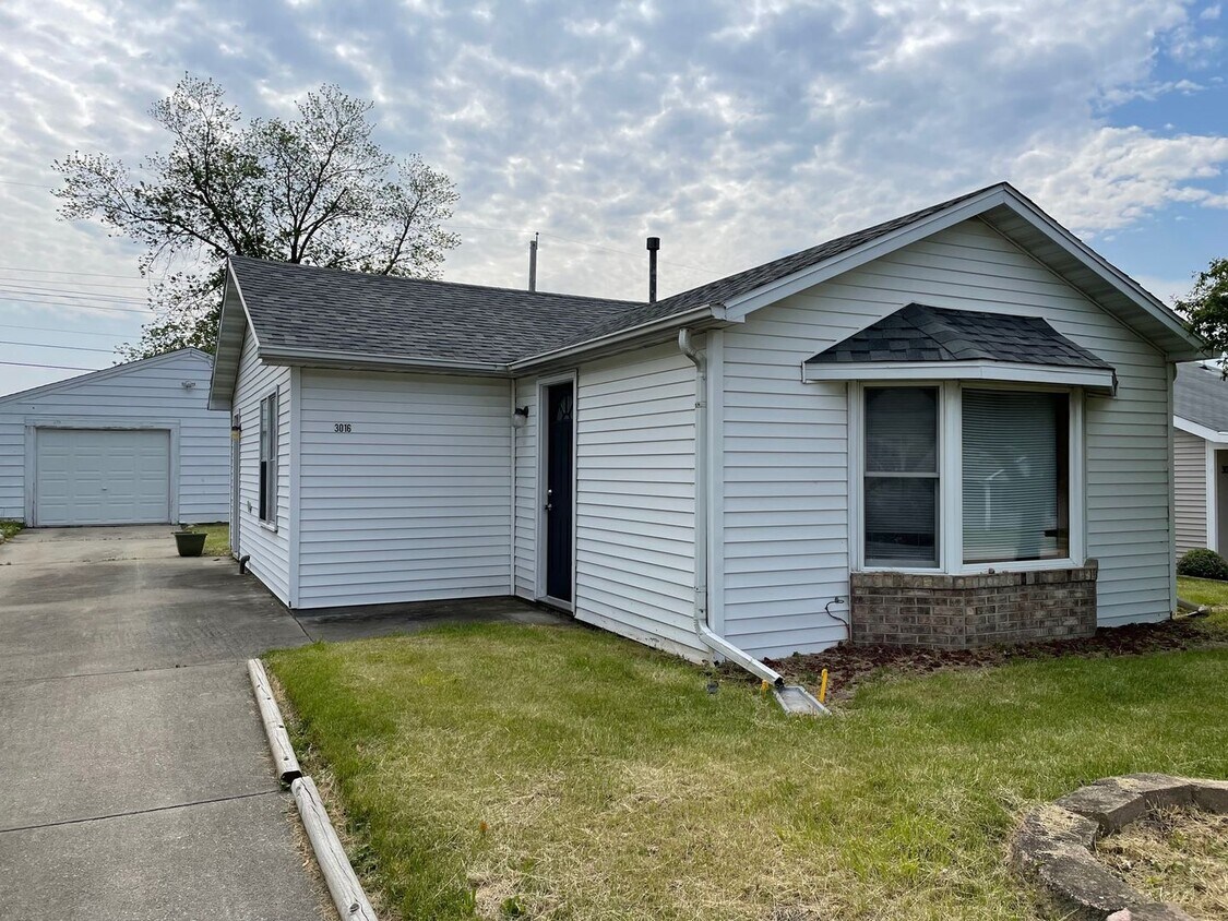 Primary Photo - Two Bedroom House with 1 Car Garage in Gre...