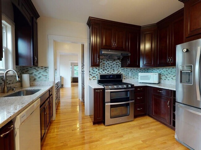 Foto del edificio - WOW!!! RENOVATED BRIGHTON CENTER 4 BED/2 BATH W/PARKING AVAIL 9/1