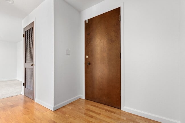 Building Photo - 2Bd/1.75Ba Seattle Condo