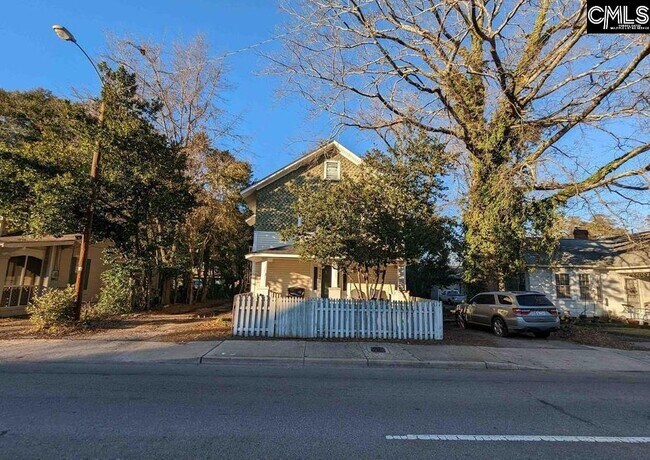 Foto del edificio - 3121 Rosewood Dr